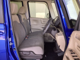 フロントシートはベンチシートです。ベンチシ―トは運転席と助手席の移動もスムーズ!狭い駐車場での乗り降りに便利です。シートの間にコンソールボックスやドリンクホルダーがないため、車内空間も広く感じます