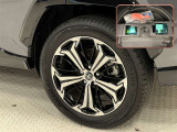 タイヤサイズは235/55R19!純正アルミホイール!残り溝は7ミリ程度!パンク修理キット搭載車!