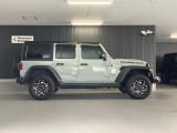 【ホイールアーチ】台形ホイールアーチはJeep伝統のデザインです。採用している理由は諸説ありますが、オフロードを走行する際にタイヤとボディが干渉しあわないよう配慮した作りにするためとなります。