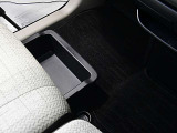 助手席の下にも御覧のように収納が有ります。