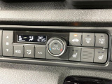 【オートエアコン】一度お好みの温度に設定すれば、車内の温度を検知し風量や温度を自動で調整。暑い&hellip;寒い&hellip;と何度もスイッチ操作をする必要はありません。快適な車内空間には必須の機能ですね♪