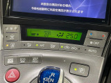 【オートエアコン】一度お好みの温度に設定すれば、車内の温度を検知し風量や温度を自動で調整。暑い&hellip;寒い&hellip;と何度もスイッチ操作をする必要はありません。快適な車内空間には必須の機能ですね♪