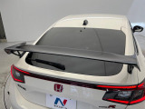【大型リヤスポイラー】スポーツカーらしさがグッと引き立つ大型リヤスポイラーを装着♪高速走行時のスタビリティ(走行安定性)向上に役立ちます。