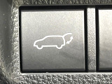 【パワーバックドア】スマートキーや運転席のボタンを押すだけでリアゲートが自動で開閉します!荷物を持っている時や、高い位置にあるバックドアを閉める際に便利な機能です♪