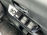 挟み込み防止機構付きパワーウインドウ、空気の入れ替えや料金所などで便利なワンタッチオート付き