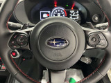 運転中に便利なステアリングスイッチ付き。クルーズコントロール・パドルシフト付き。