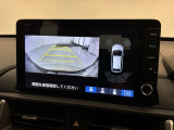 リバースギアに入れるだけで後方の表示へ切り替わります。夜間や雨の日の駐車も楽になりますよ。