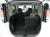 リアシートは5:5分割可倒式を採用しておりますので、乗車人数やお荷物の量に併せてアレンジが可能です♪