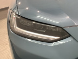 LEDヘッドライトは、点灯の瞬間から最大光量を発揮し、突然暗くなるトンネルなどでの安定感を高めます。