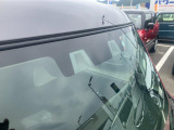 2つのカメラで前方の車両や歩行者を検知し、衝突のおそれがあると判断すると、ブザー音やメーター内の表示で警告。衝突の可能性が高まると、自動でブレーキをかけ、衝突の回避または衝突時の被害軽減を図ります。