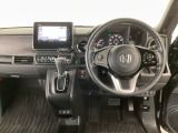 【ハンドル】運転にかかわる様々な操作を安全に行えるように視点移動が少なく操作性に配慮されたスイッチ類が凝縮されたコックピットです。