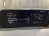車線逸脱警報システムは、走行中にカメラで車線を検知して、自車が車線から逸脱する可能性があると判断した場合に、警報によりドライバーに通知します。