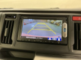 リバースギアに入れるだけで後方の表示へ切り替わります。夜間や雨の日の駐車も楽になりますよ。