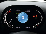 視認性の良いTFT液晶メーター、太陽光も反射しにくく、運転中もパッと見れるよう速読性の高いメーターです。