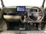 車内は光触媒抗菌消臭施工済です。スタイリッシュなデザインで暖かみのあるインパネ周りを演出します。グローブボックスやカップホルダーのほかにトレーなどたくさんの収納スペースが装備されています。