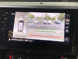 ギアをリバースに入れると車両後方の映像を映し出します。画面にはガイドラインが表示され、車庫入れや縦列駐車などの際に安全確認をサポートします。