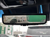【デジタルインナーミラー(トヨタ)】車両後方カメラの映像をルームミラーに映すことが出来ます。 そのため、後席に人や荷物があって後方が見えづらい場合でもしっかり視界を確保することが出来ます。