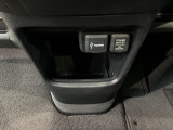 運転席、助手席間には小物入れがあります。