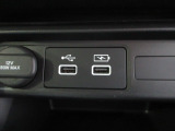 便利なUSBジャック・12V電源ソケットも付いています。周辺機器の充電にご利用頂けます。