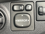 【電動格納ミラー】サイドミラーは電動格納式となっており、狭い駐車場でもキズがつくリスクを抑えられます。
