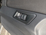 運転席ドアのスイッチで、座ったままテールゲートを開けることができます。