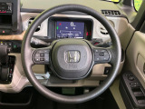 インテリアに合わせたデザインのステアリングは、運転される方のことも考え、運転しやすい形状、大きさです。是非一度、実際に触ってお確かめください。