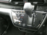 キビキビとした走りと優れた燃費を両立した、日産自慢のCVTは操作のし易いインパネシフトを採用しております♪