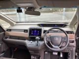 フロントガラスが大きく、ワイドな視界で運転もしやすくなるように設定されています。視認性のよいインパネ周りです。操作スイッチやカップホルダーも使いやすい位置に配置されています。