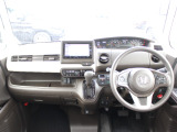 操作性に優れた運転席となります!小物入れや各ボタンの配置にこだわり、使いやすいです!座り心地もよく視認性も良好なのでロングドライブもお任せ下さい!