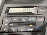 【オートエアコン】一度お好みの温度に設定すれば、車内の温度を検知し風量や温度を自動で調整。暑い&hellip;寒い&hellip;と何度もスイッチ操作をする必要はありません。快適な車内空間には必須の機能ですね♪