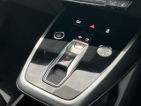 軽く操作するだけで、Audiの精密なメカニズムとドライバーの意思がシンクロし、洗練された走りの始まりを予感させるエレガントなインターフェースです。