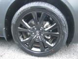 18インチ純正アルミホイールを装備。タイヤサイズは215/55R18となります。