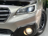 【LEDヘッドライト】悪天候や夜間走行時も良好な視界を確保し安心して運転できる高輝度LEDヘッドライトを装備!点灯速度が早く、消費電力も抑えられています。