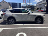 CX-60のサイドビューは、FR(後輪駆動)ベースの骨格を活かしたロングノーズ・ショートデッキが特徴です。