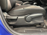 シートハイトアジャスターが付いているので運転姿勢を調整するのに便利ですね。身長に合ったシートポジションは安全運転や疲労軽減にもつながります。