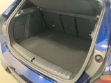 【トランクルーム】全面をファブリック処理し荷物に傷がつくのを防ぎます。ラゲージルーム照明を装着。背もたれをほぼ水平まで倒すことが出来ますので、大きな荷物の収納にも便利です。