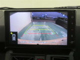 車両後方の映像を映すバックモニター。進路を確認しながら安全に車庫入れできます。