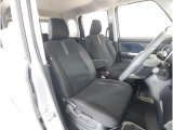 運転席シートです。座り心地を高めた座面構造となっておりますので、近場へのちょっとした移動やロングドライブ時など、どんな時でも快適なドライビングを楽しんでいただく事が可能です。