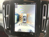 【360&deg;ビューカメラ】4台の高解像度カメラで360度の鳥瞰図を表示。隣の車や壁、死角にある障害物などを画面で確認できるため、狭いスペースでの駐車・出入りも安心です。