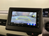 リバースギアに入れるだけで後方の表示へ切り替わります。夜間や雨の日の駐車も楽になりますよ。