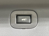 【パワーバックドア】スマートキーや運転席のボタンを押すだけでリアゲートが自動で開閉します!荷物を持っている時や、高い位置にあるバックドアを閉める際に便利な機能です♪