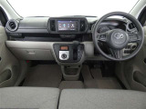運転席・助手席を入れたインストルメントパネル全体画像です。