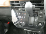 キビキビとした走りと優れた燃費を両立した、日産自慢のCVTは操作のし易いインパネシフトを採用しております♪