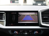 バックカメラ駐車時、後退時に後方を確認する事ができる安全快適装備になります映像だけでなくセンサーにより障害物の距離もドライバーに直感的に伝えてくれる機能になります。