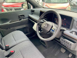 運転席も広々とゆったりしております。アームレストも装備しており快適にドライブしていただけます。