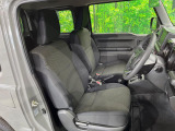 運転席まわりには十分なスペースがあり、大柄な方でもゆったり運転していただける環境です。