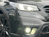 【LEDヘッドライト】悪天候や夜間走行時も良好な視界を確保し安心して運転できる高輝度LEDヘッドライトを装備!点灯速度が早く、消費電力も抑えられています。