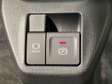 指先だけで簡単に操作が可能な電動パーキングブレーキを採用。「HOLD」スイッチを押すと、渋滞や信号待ちなどでブレーキペダルから足を離しても、ブレーキを保持するので安心です