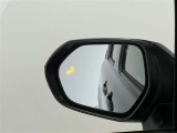 ドアミラーでは見えにくい斜め後方の死角にいる車を検知し、車線変更時などの安全運転をサポートします!