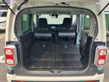 後席を全て倒して、荷物専用のスペースにした状態です。これなら長いものも積めますし、ご旅行や趣味に活用できますね。